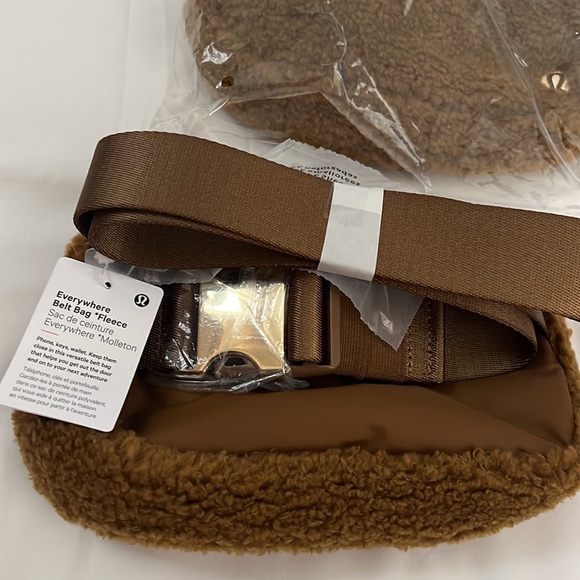 NWT Lululemon Everywhere Fleece Belt Bag - Picture 2 of 2